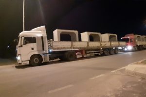 Sınır hattına beton blok sevkiyatı