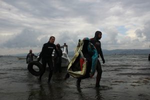 Dalgıçlar, balıkçı tekneleri ile açılarak denizin dibinden çöp çıkardı