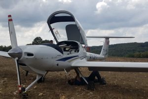 Motor arızası yapan eğitim uçağı boş araziye indirildi
