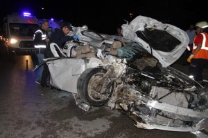 Isparta'da can pazarı: otomobilde sıkışan 2 kişi güçlükle çıkartılabildi