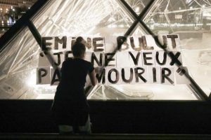 Emine Bulut'un adını Louvre Müzesi piramidine yazdılar