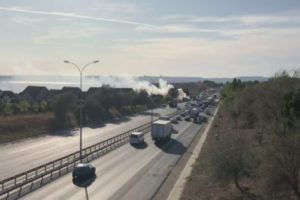 Kumaş yüklü tır kısa sürede küle döndü