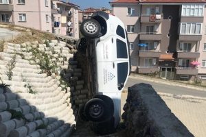İstinat duvarından düşüp çakılı kaldı