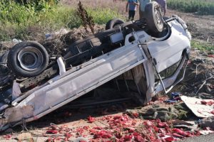 Bursa'da kamyon ile kamyonet çarpıştı, biberler yola saçıldı