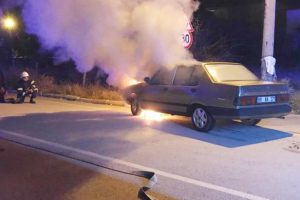 Seyir halindeki otomobil alev aldı