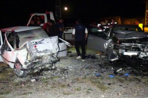 Otomobiller kafa kafaya çarpıştı: 3 ölü, 2 yaralı