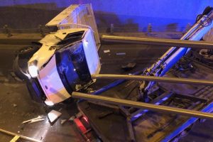Virajı alamayan kamyonet bariyerlerden uçtu: 2 yaralı