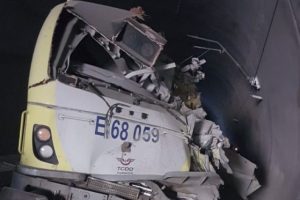 Kılavuz tren tünelde raydan çıktı: 2 ölü