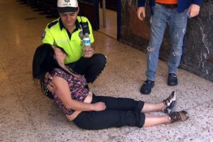 Bursa'da çantası çalınan kadın yere yattı kalkmadı