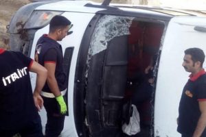 İçerisinde 5 kişinin bulunduğu minibüs devrildi