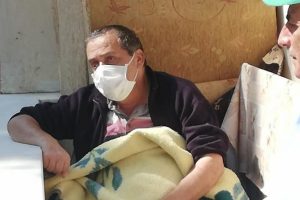Kendisine böbreğini veren oğluna son kez baktı