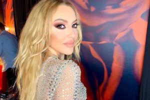 Hadise leoparlı kıyafetiyle küvet pozu verdi