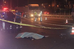 TEM'de yolun karşısına geçmeye çalışan kadına otomobil çarptı: 1 ölü
