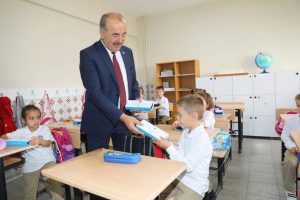 Bursa'da öğrencilere ilk hediyeleri Başkan Türkyılmaz'dan
