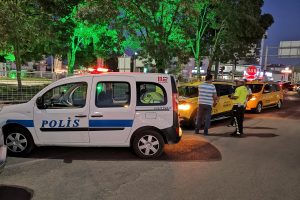 Fazla yolcu taşıyan 2 ticari taksiye ceza kesildi