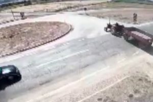 Traktör römorkuna çarpan otomobilin içinde can verdiler