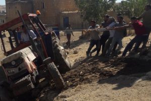 Devrilmek üzere olan traktörü halatla kurtardılar