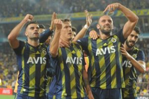 Fenerbahçe zirve yarışını bırakmadı