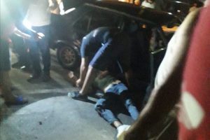 Otomobil park halindeki öğrenci servisine çarptı