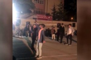 2 çocuk düğünde tabancayla havaya ateş açtı
