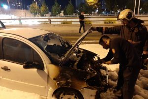 Seyir halindeki otomobil yandı