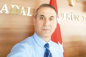 Mübaşir babasını öldürdü! 'Annemi aldattı'