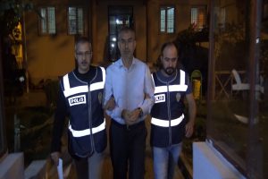 Bursa'da kendisini dolandıran müteahhidi çekirdek çitlerken yakaladı