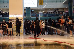 Hong Kong'da göstericiler AVM'yi bastı
