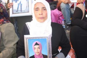 HDP önünde eylem yapan aile sayısı 20'nci günde 45'e yükseldi
