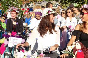 Bursa'da süslü kadınlar pedal çevirdi