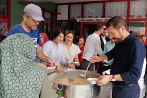 Akpınarlı kadınlardan aşure hayrı