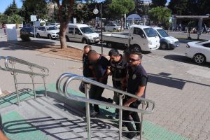 İzmir'de tekne çalarken yakalandılar