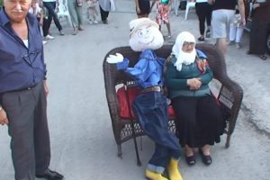 Bursa'da ölen eşinin kuklasını yaparak, birlikte gelin arabasının önünü kesti