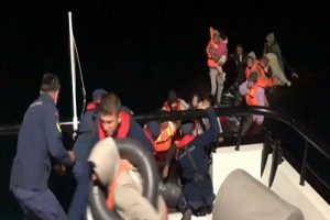Edirne'de lastik botta 40 kaçak göçmen yakalandı