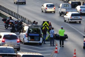 Genç kadın isyan etti: Motosikletleri yolda fark edin