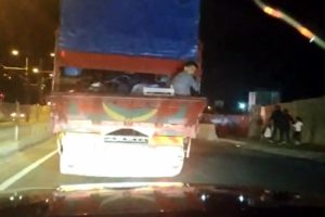 Kamyonetin kasa kapağında tehlikeli yolculuk