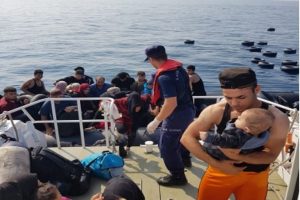 Kuşadası açıklarında 44 kaçak göçmen yakalandı