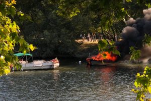 Thames Nehri'nde tekne yandı