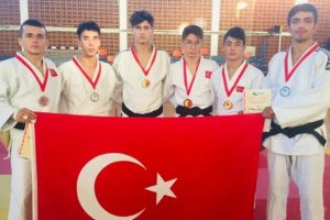 Karakuş'tan bronz madalya