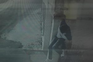 Kapıdan atlarken demir korkuluk koluna saplandı