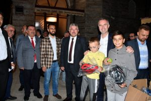 Bursa İnegöl Belediye Başkanı Taban'dan kask hediyesi