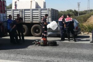Emniyet şeridinde duran TIR'a çarptı!