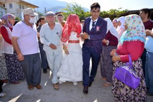 Gelin arabası yerine ata bindiler