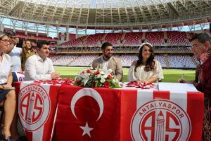 Antalyaspor'un sahasında nikah kıyıldı