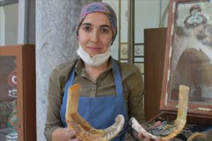 Boynuz taraklar Derya ustanın elinde şekilleniyor