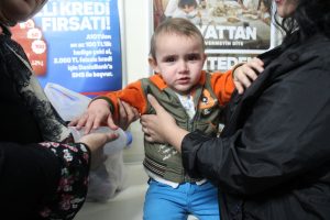Minik Eymen'in çığlıkları marketi inletti