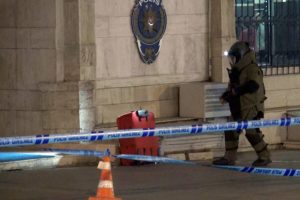 Polisevi önünde fünye ile patlatılan bavuldan kadın iç çamaşırı çıktı