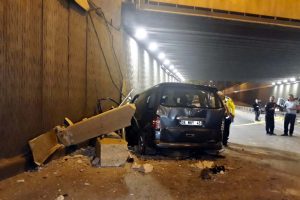 Minibüs 5 metreden alt geçide düştü: 1'i ağır, 3 yaralı