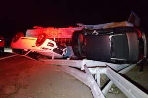 TIR devrildi, sıfır otomobiller yola saçıldı
