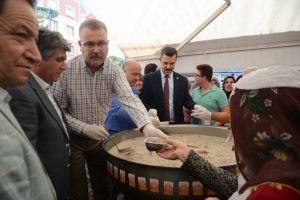 Bursa Karacabey Belediye Başkanı Özkan vatandaşlara aşure dağıttı